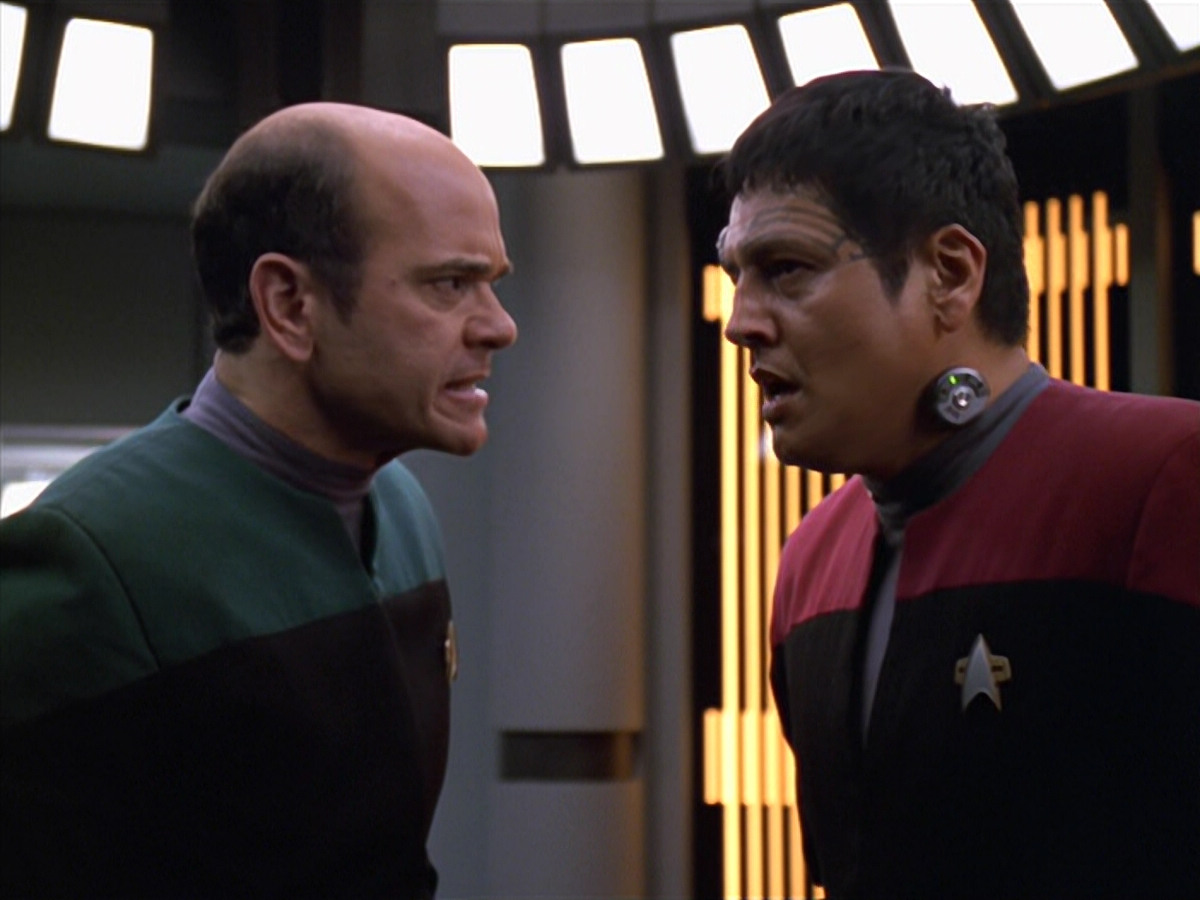 extant_StarTrek_VOY_5x19-TheFight_03543.jpg