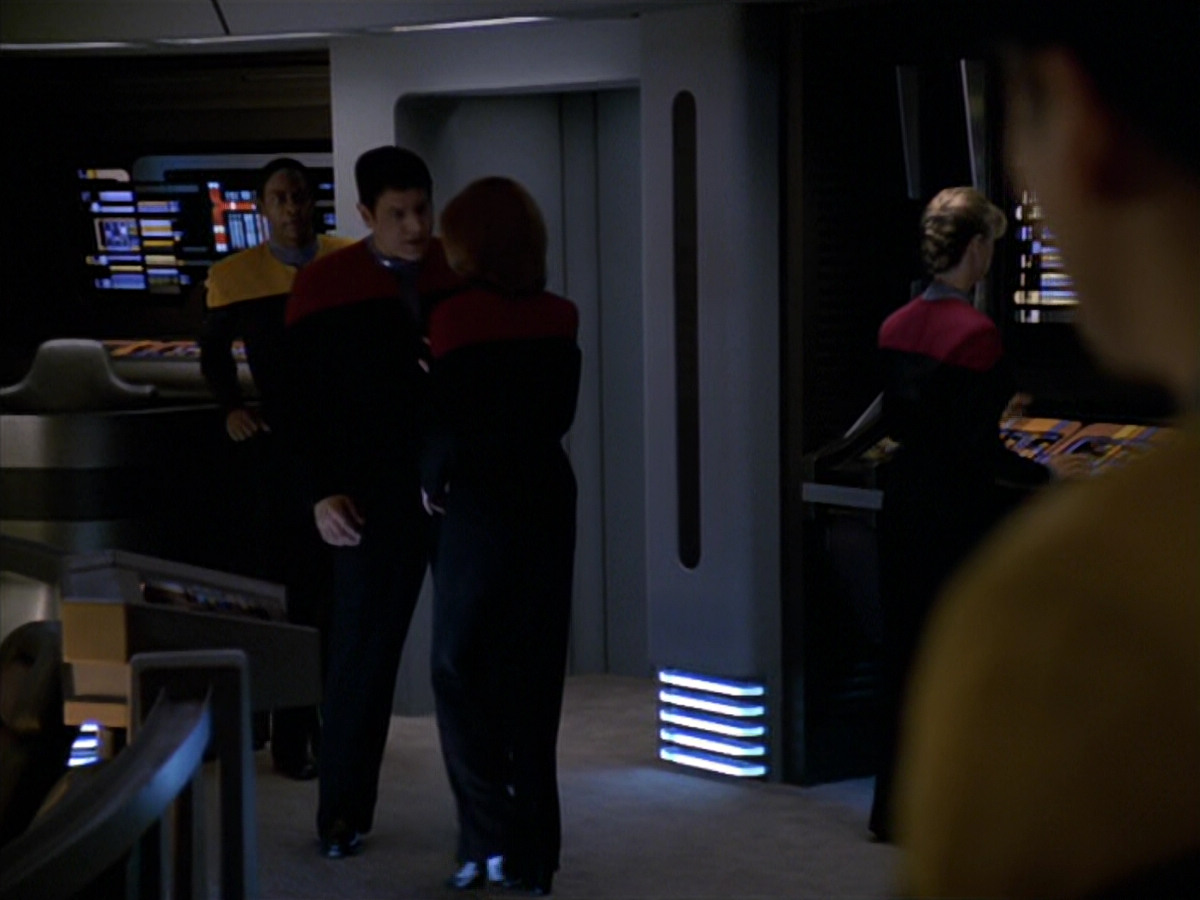 extant_StarTrek_VOY_5x19-TheFight_03567.jpg