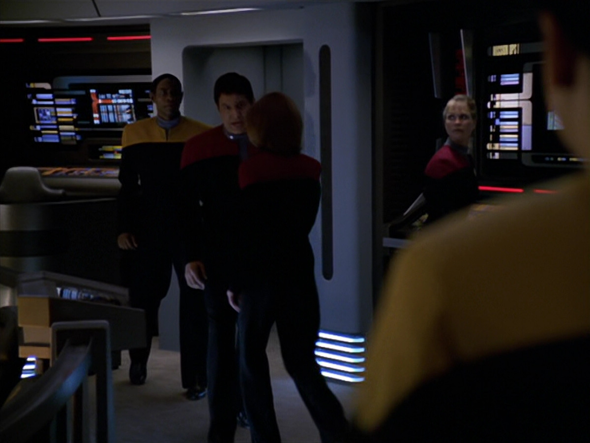 extant_StarTrek_VOY_5x19-TheFight_03568.jpg