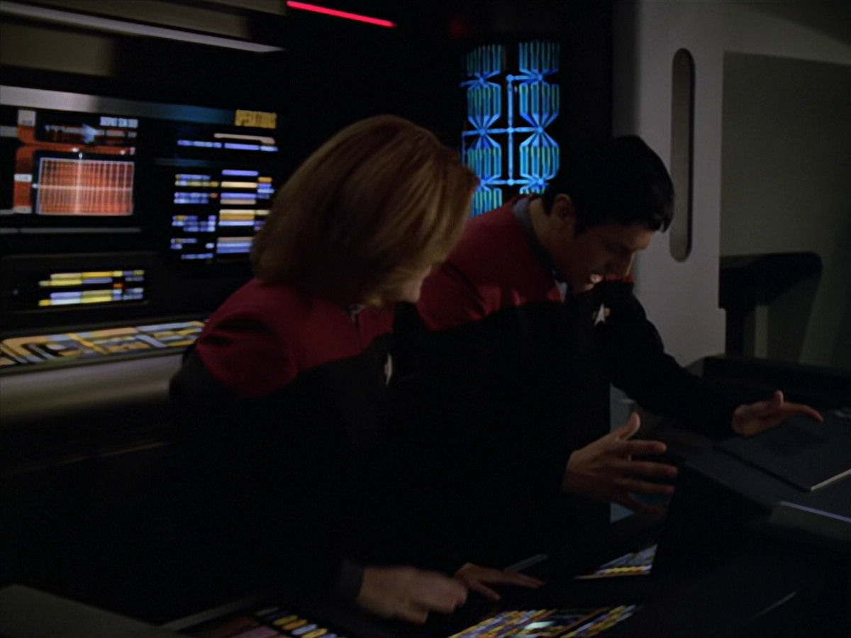 extant_StarTrek_VOY_5x19-TheFight_03577.jpg