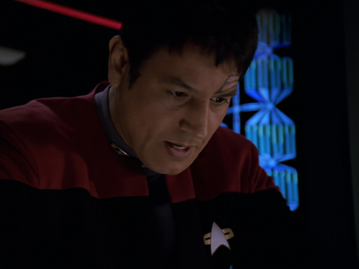 extant_StarTrek_VOY_5x19-TheFight_03604.jpg