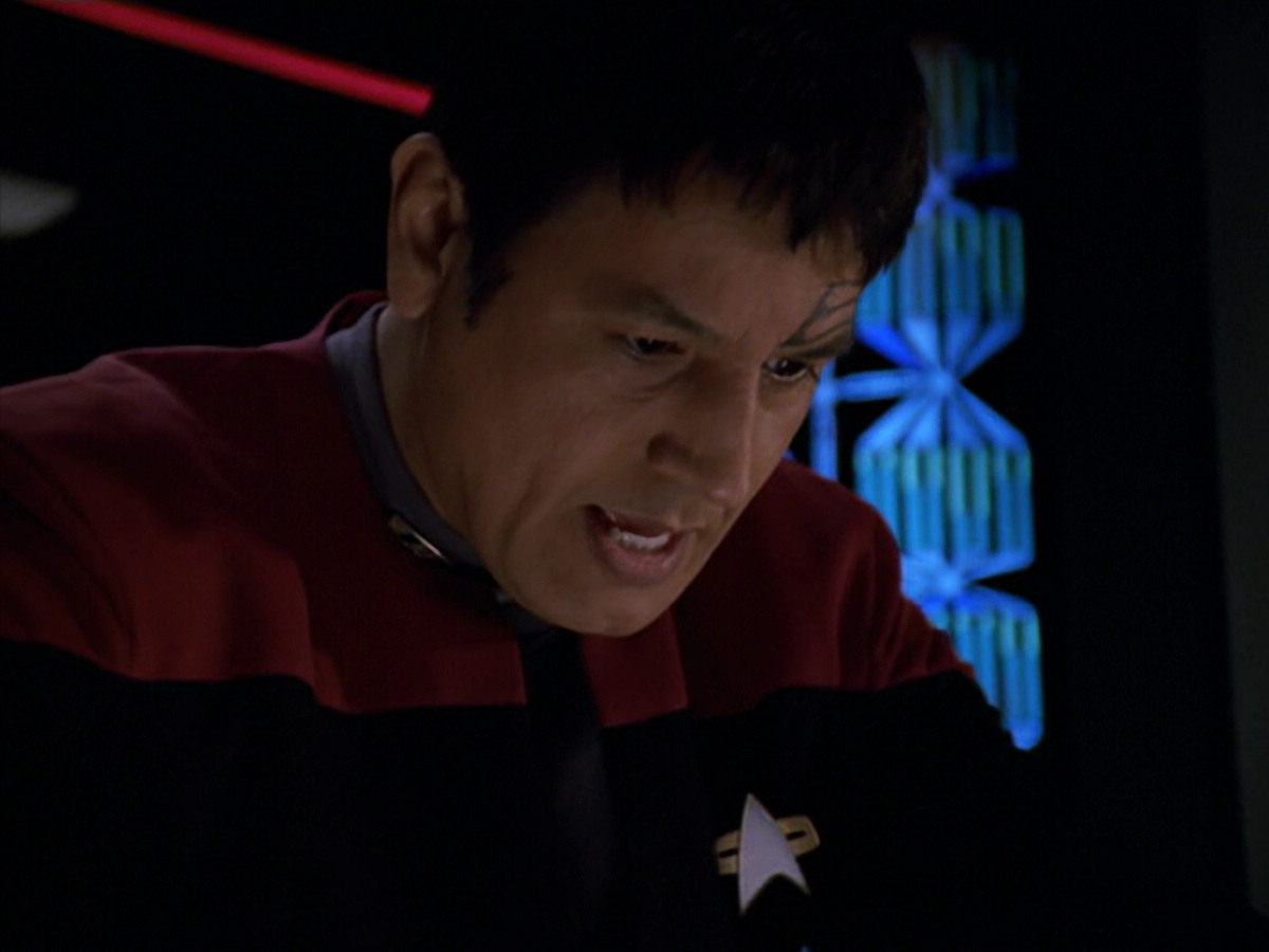 extant_StarTrek_VOY_5x19-TheFight_03607.jpg