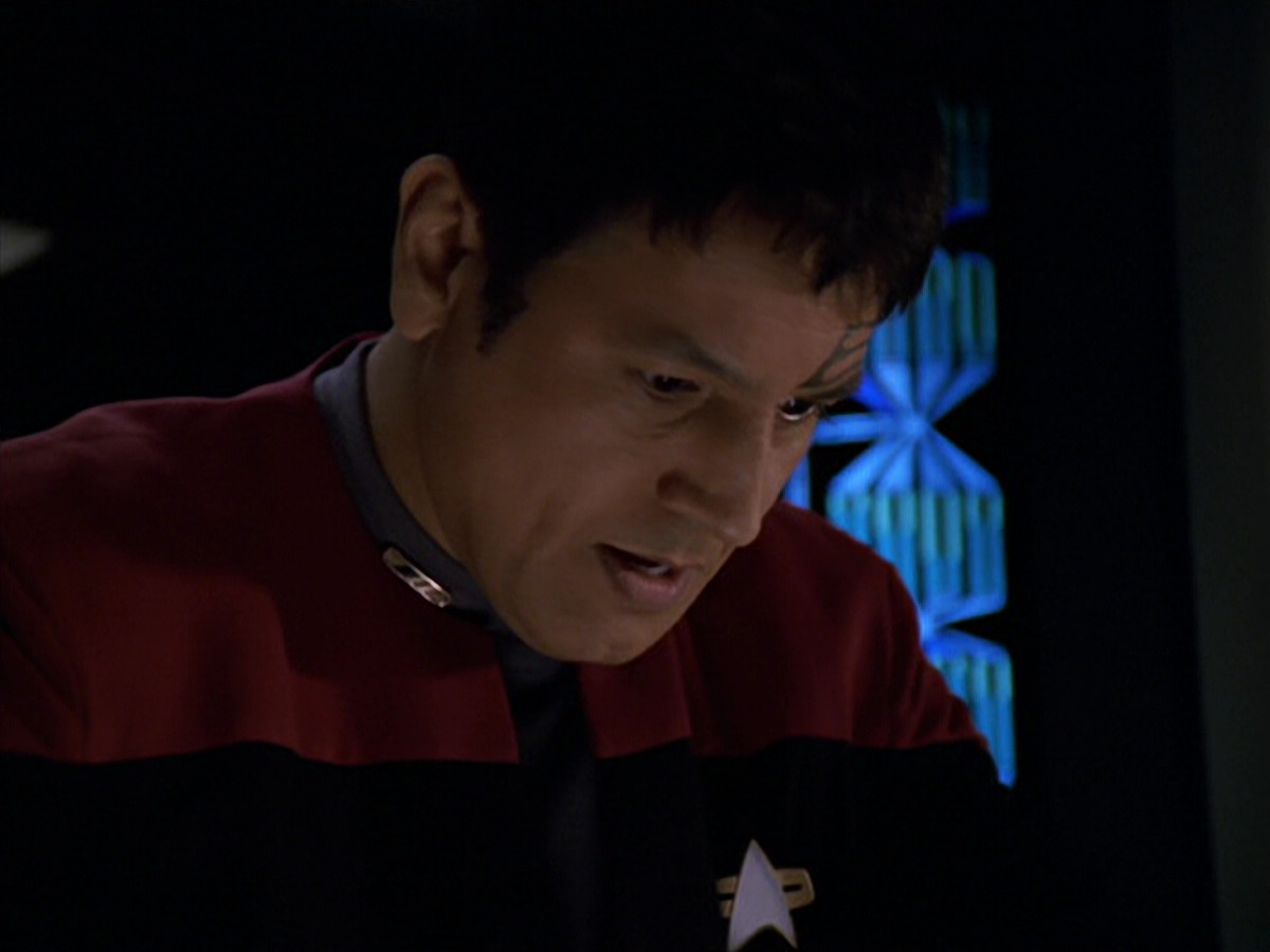 extant_StarTrek_VOY_5x19-TheFight_03621.jpg