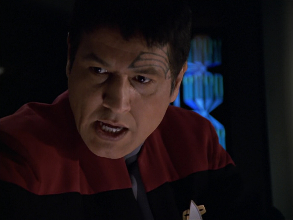 extant_StarTrek_VOY_5x19-TheFight_03630.jpg