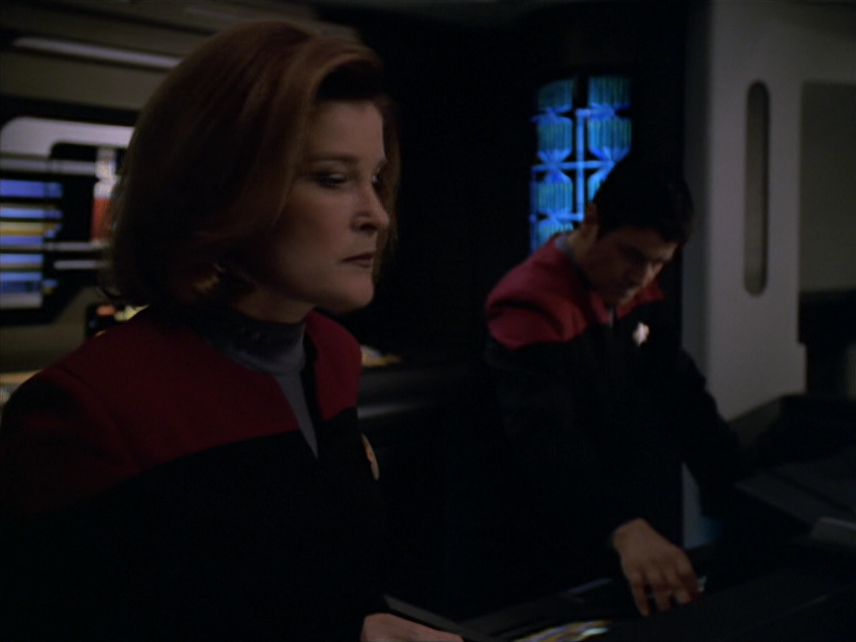 extant_StarTrek_VOY_5x19-TheFight_03637.jpg