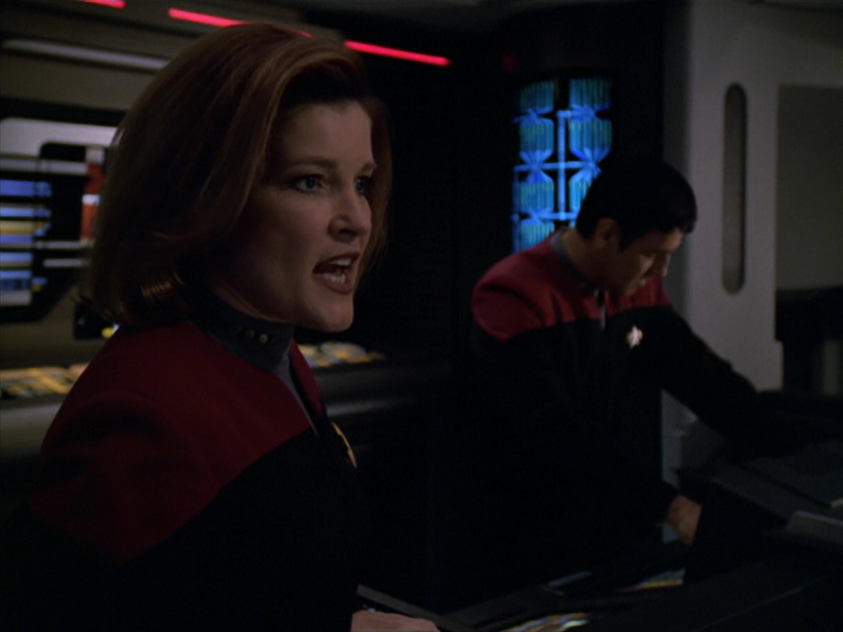extant_StarTrek_VOY_5x19-TheFight_03640.jpg
