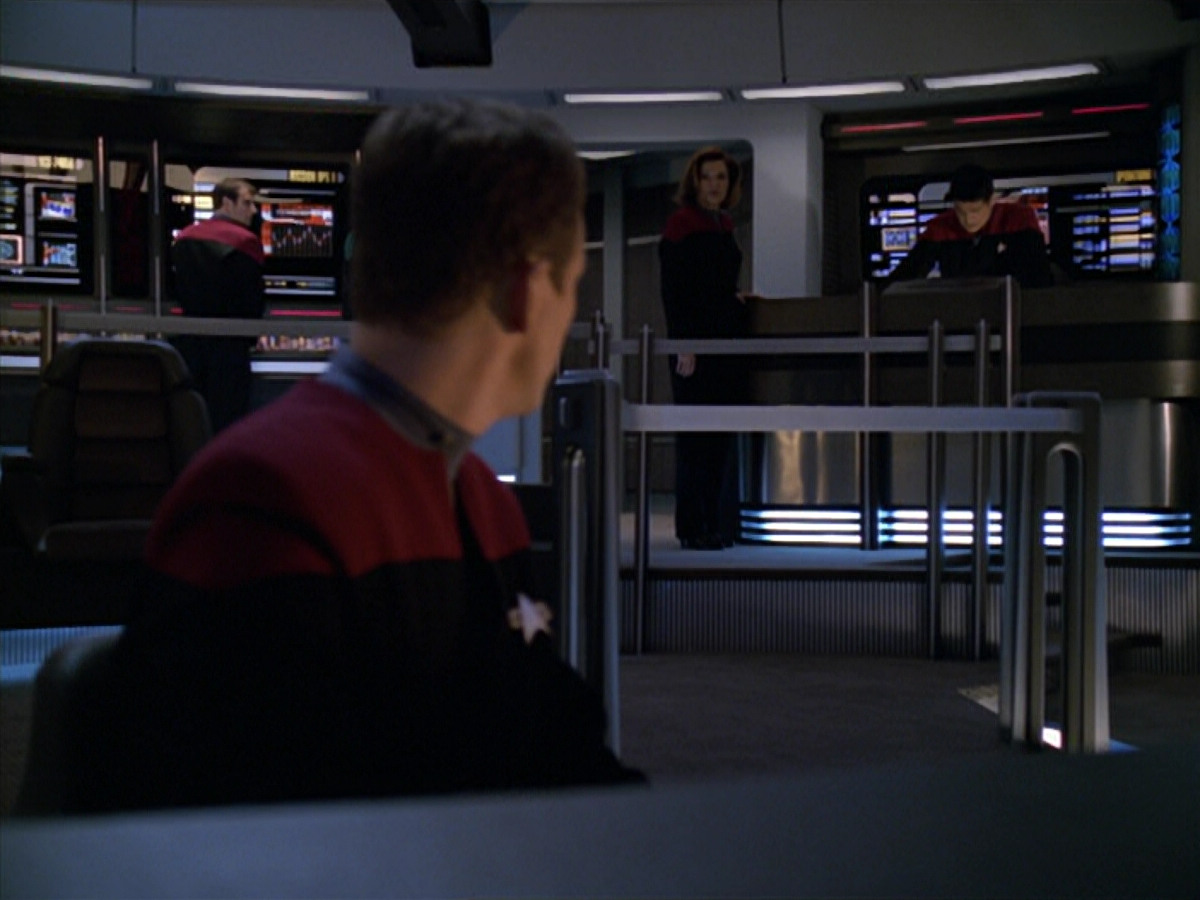 extant_StarTrek_VOY_5x19-TheFight_03641.jpg
