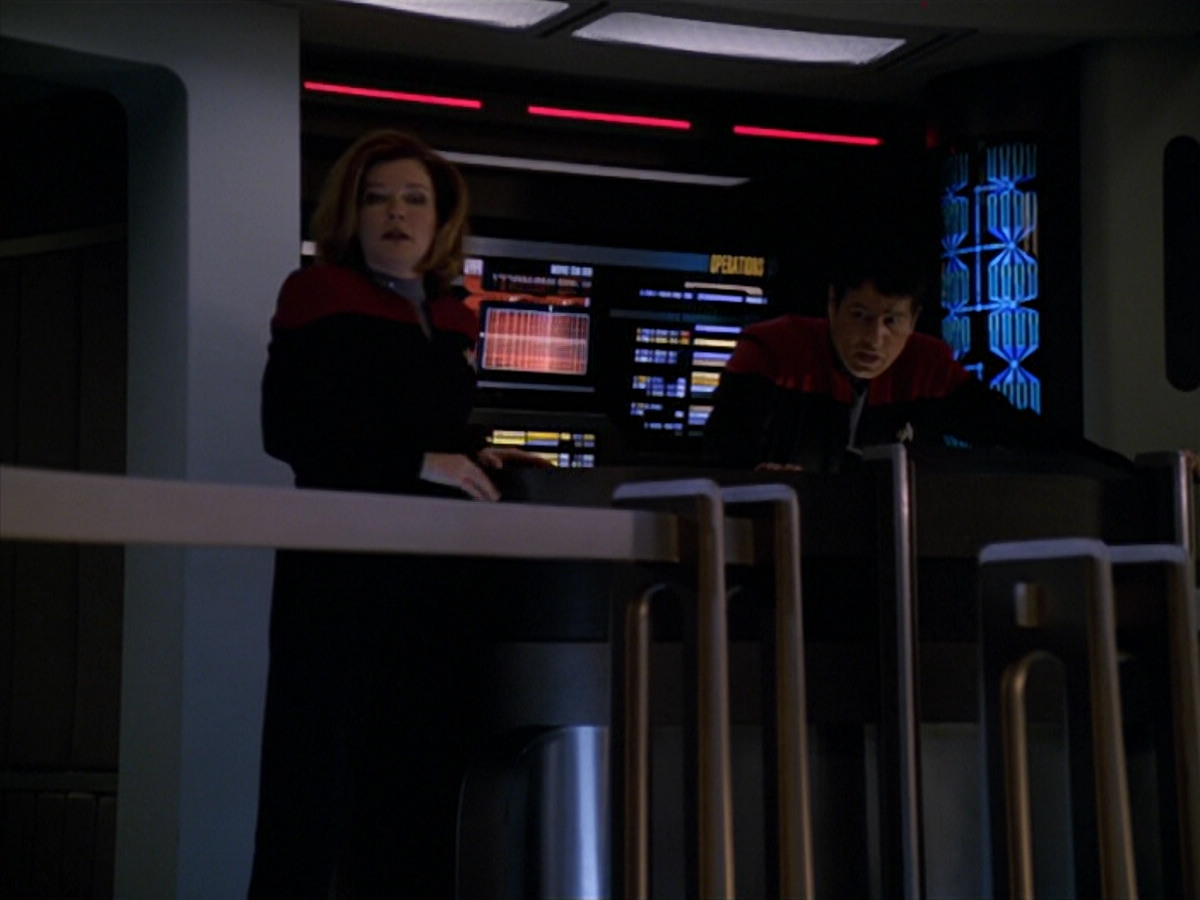 extant_StarTrek_VOY_5x19-TheFight_03668.jpg