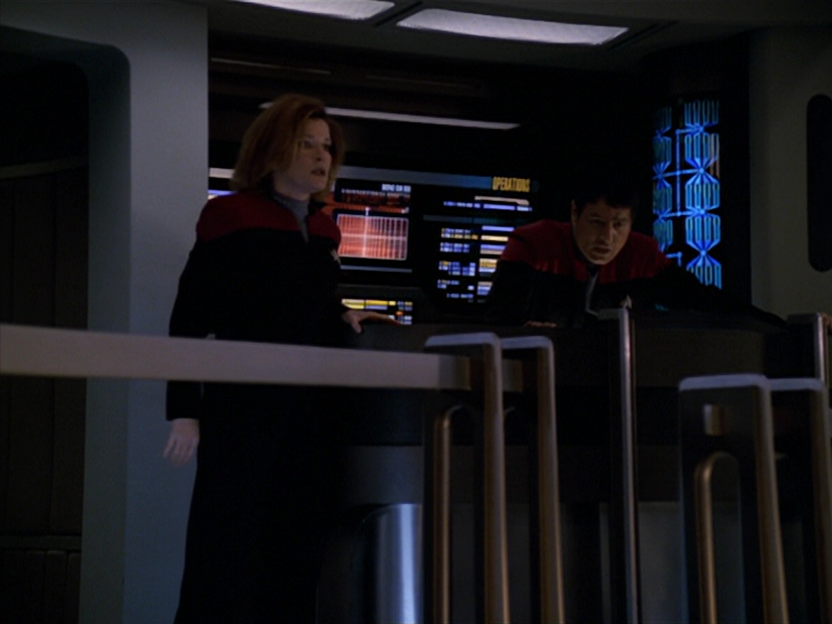 extant_StarTrek_VOY_5x19-TheFight_03669.jpg