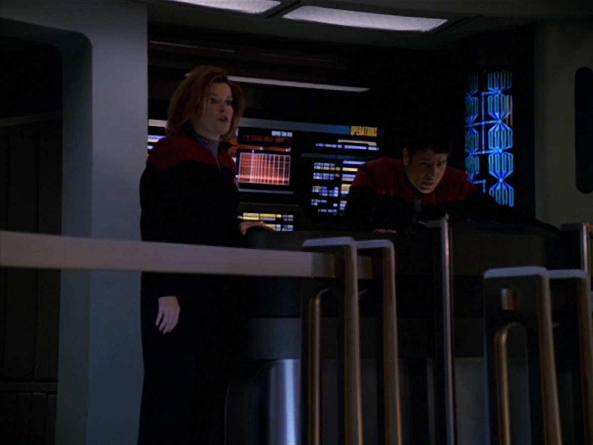 extant_StarTrek_VOY_5x19-TheFight_03672.jpg