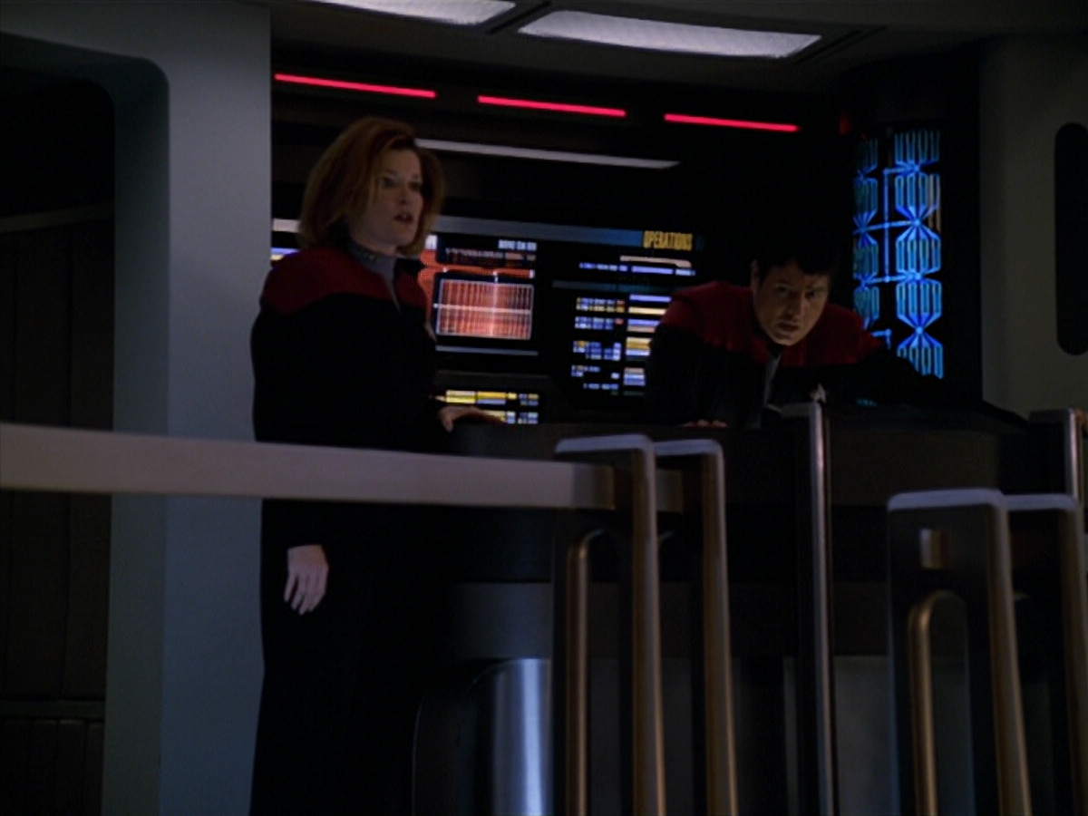 extant_StarTrek_VOY_5x19-TheFight_03673.jpg