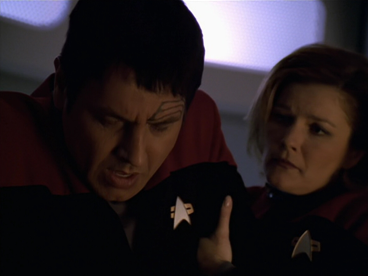 extant_StarTrek_VOY_5x19-TheFight_03695.jpg