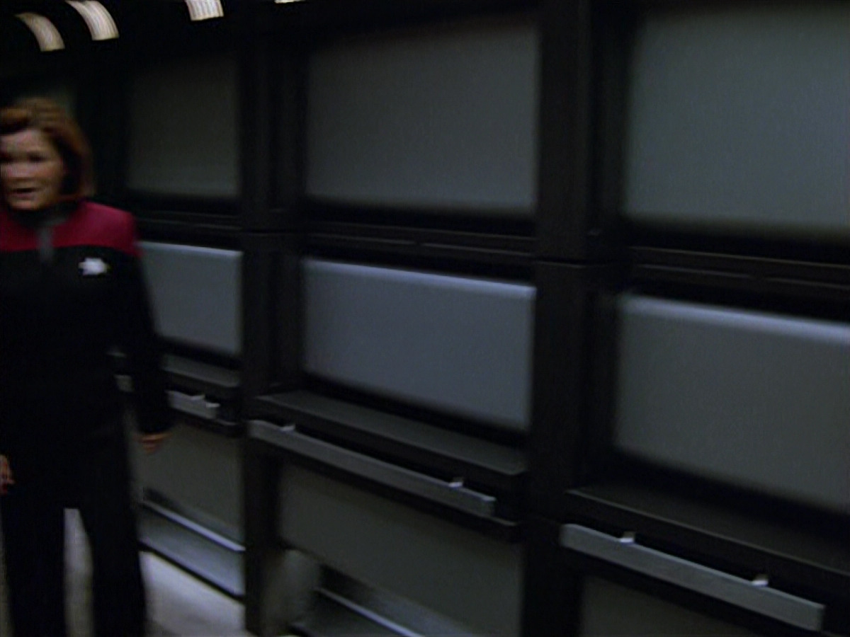 extant_StarTrek_VOY_5x19-TheFight_03711.jpg