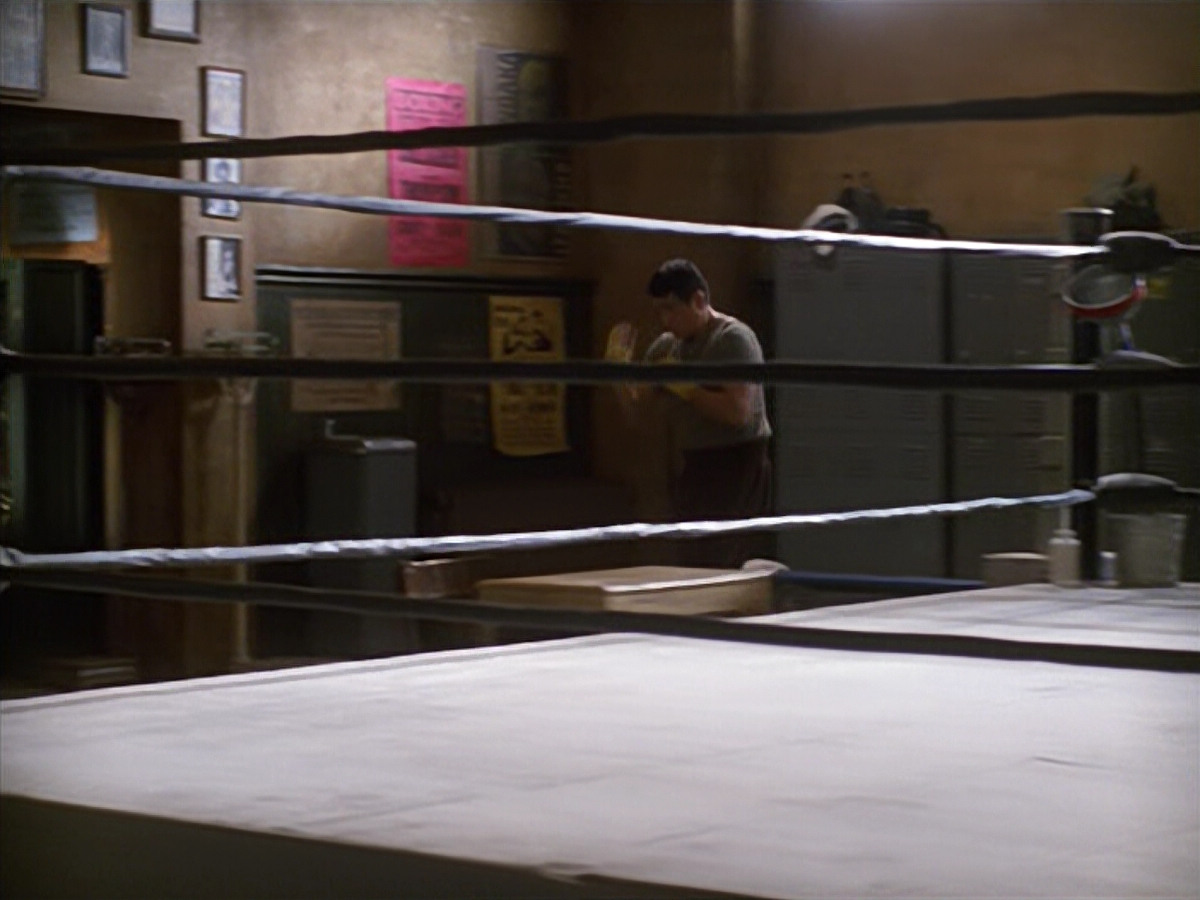 extant_StarTrek_VOY_5x19-TheFight_03742.jpg