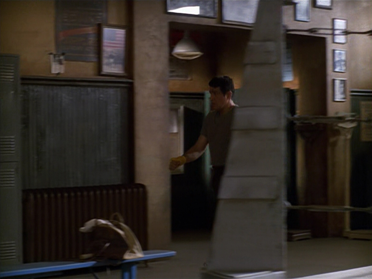 extant_StarTrek_VOY_5x19-TheFight_03745.jpg