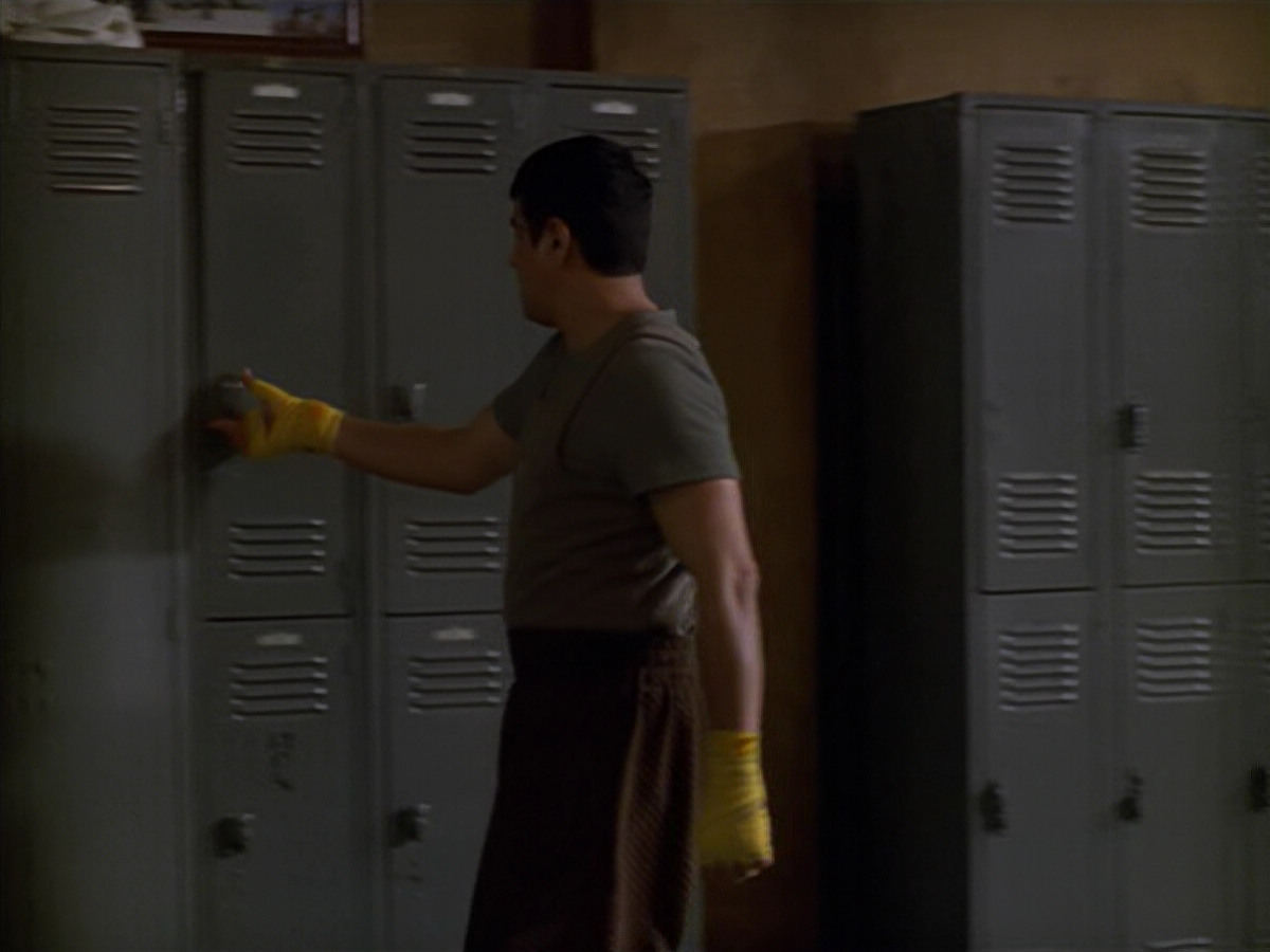extant_StarTrek_VOY_5x19-TheFight_03748.jpg