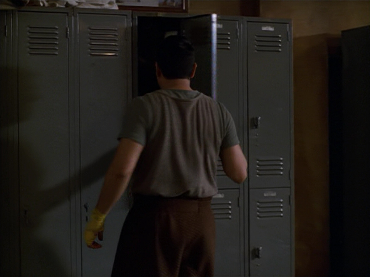 extant_StarTrek_VOY_5x19-TheFight_03749.jpg