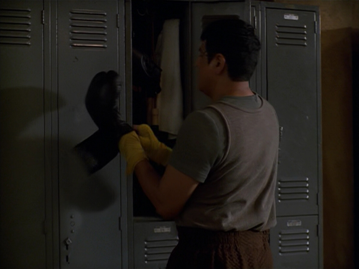 extant_StarTrek_VOY_5x19-TheFight_03753.jpg