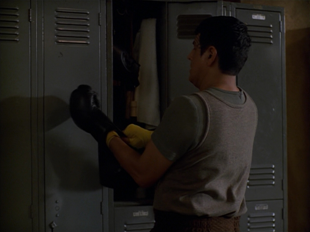 extant_StarTrek_VOY_5x19-TheFight_03755.jpg