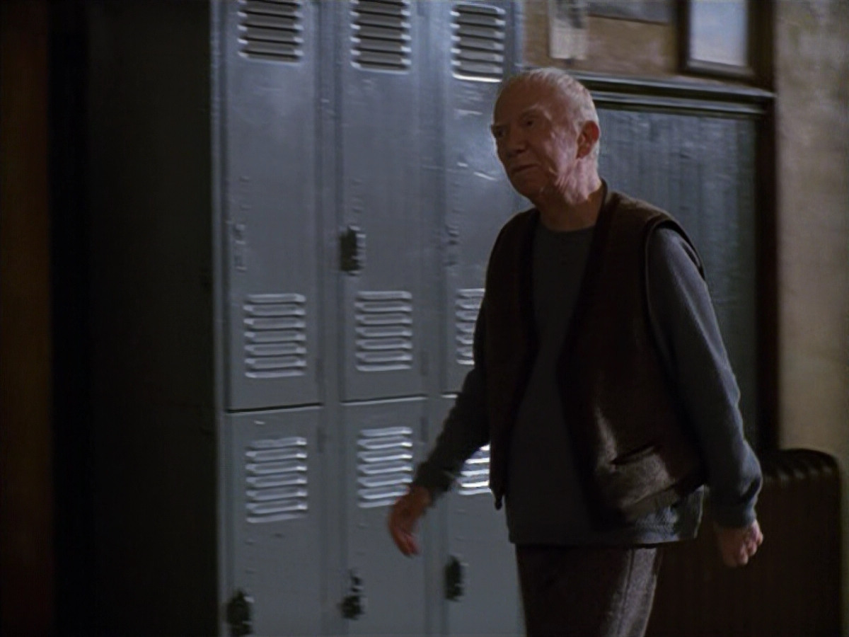 extant_StarTrek_VOY_5x19-TheFight_03758.jpg