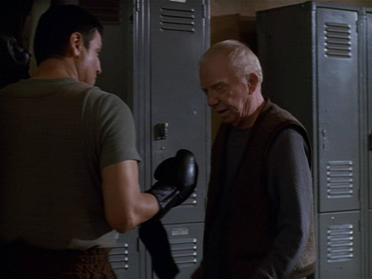 extant_StarTrek_VOY_5x19-TheFight_03760.jpg