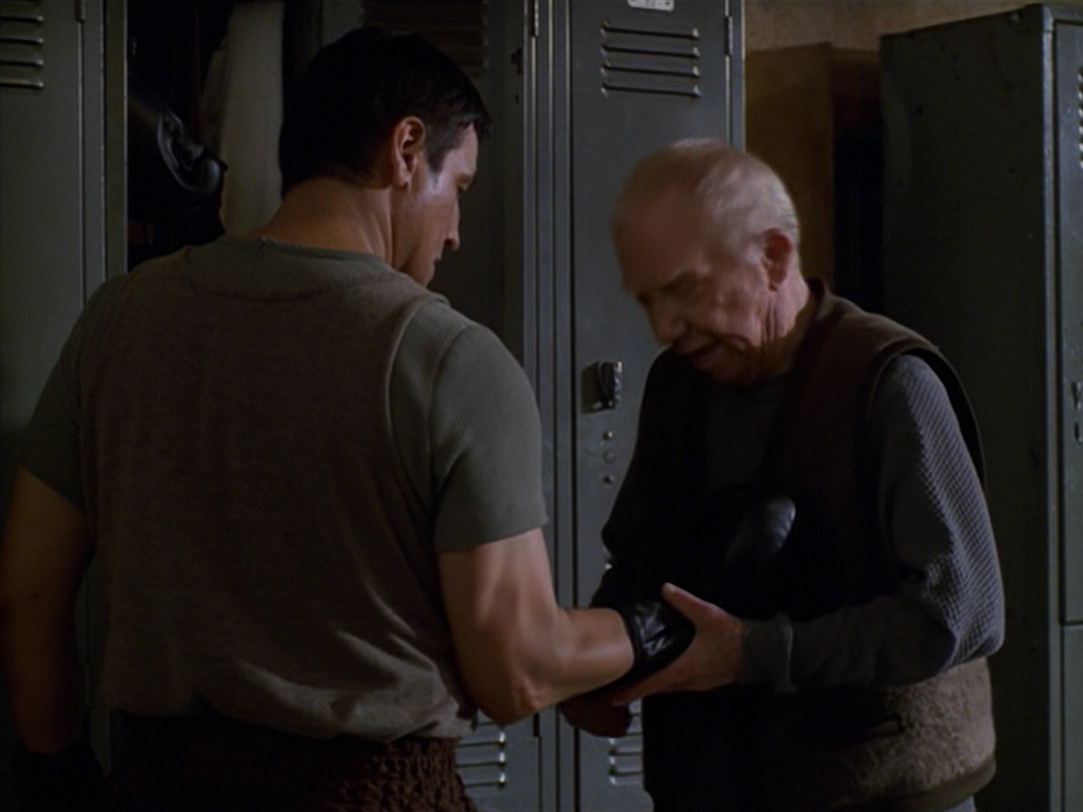extant_StarTrek_VOY_5x19-TheFight_03762.jpg