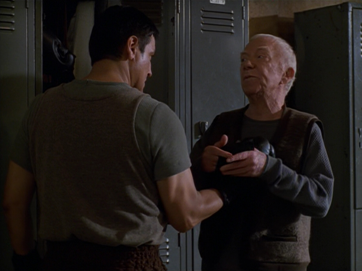 extant_StarTrek_VOY_5x19-TheFight_03763.jpg