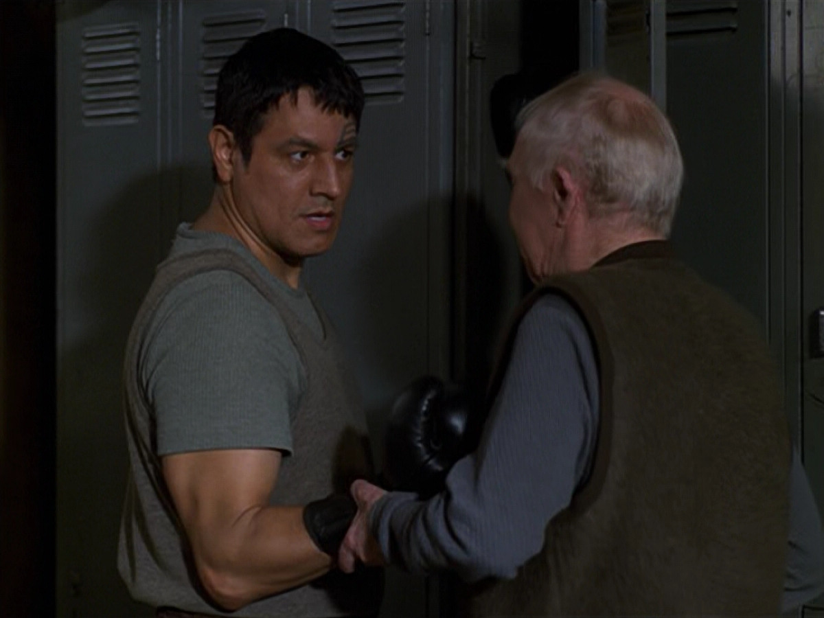 extant_StarTrek_VOY_5x19-TheFight_03764.jpg