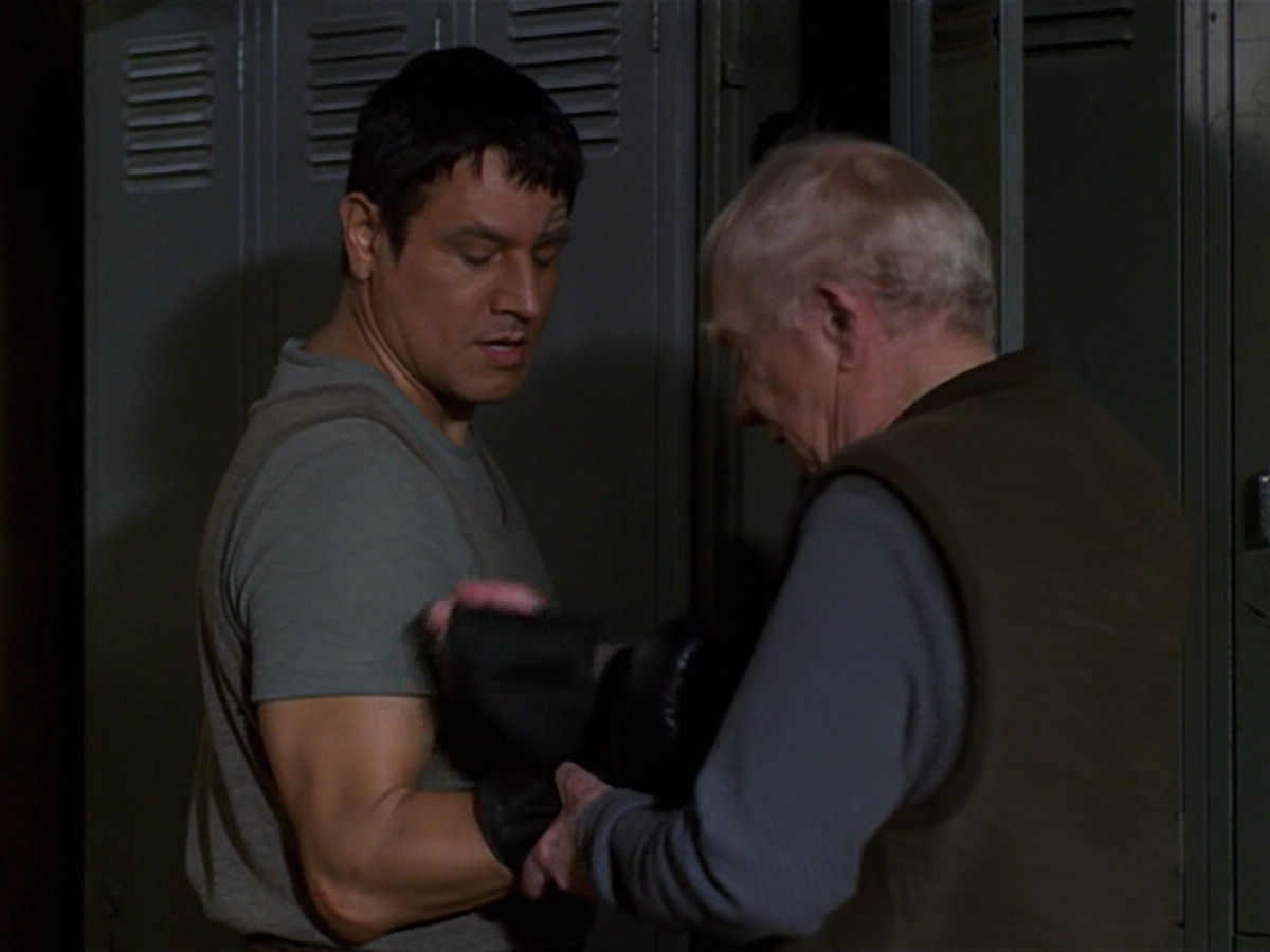 extant_StarTrek_VOY_5x19-TheFight_03765.jpg