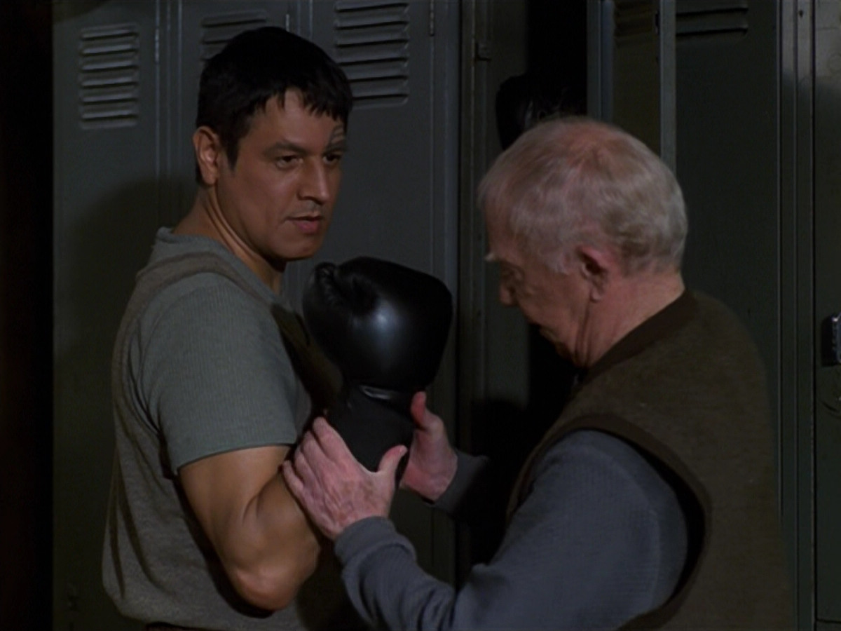 extant_StarTrek_VOY_5x19-TheFight_03770.jpg