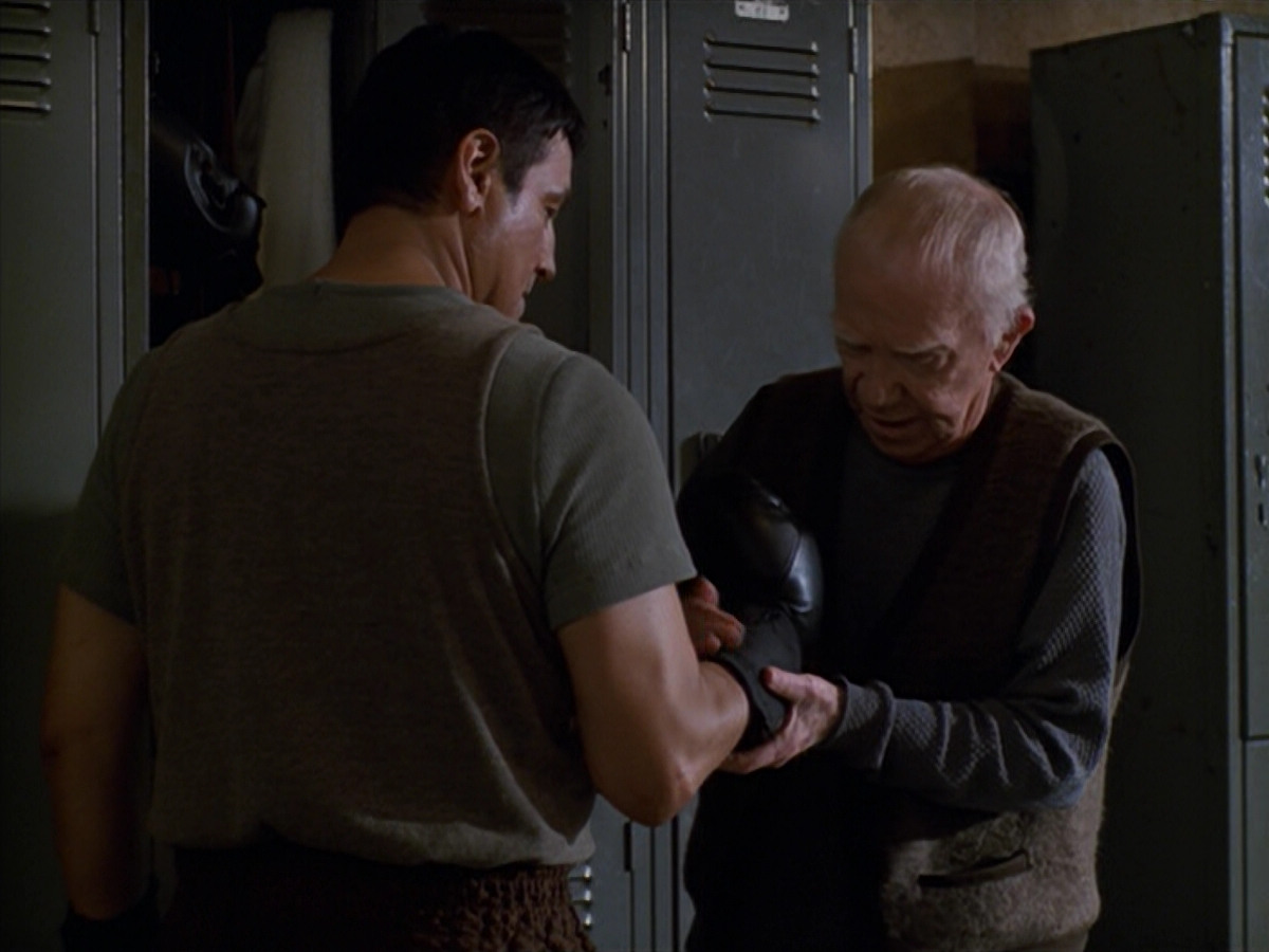 extant_StarTrek_VOY_5x19-TheFight_03772.jpg