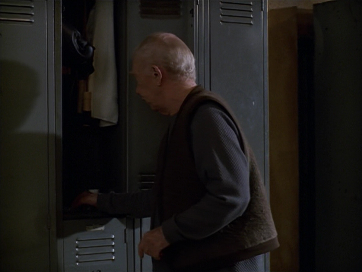 extant_StarTrek_VOY_5x19-TheFight_03778.jpg