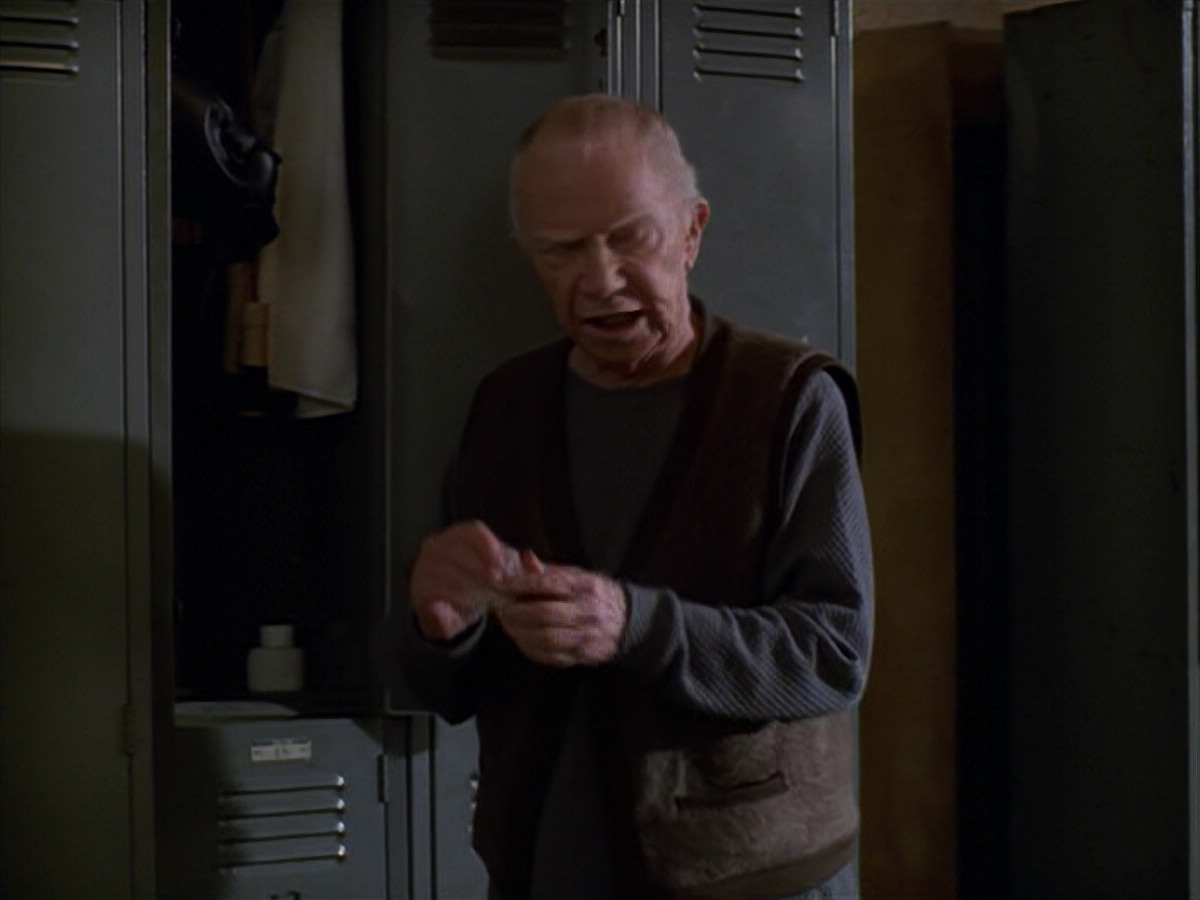 extant_StarTrek_VOY_5x19-TheFight_03780.jpg