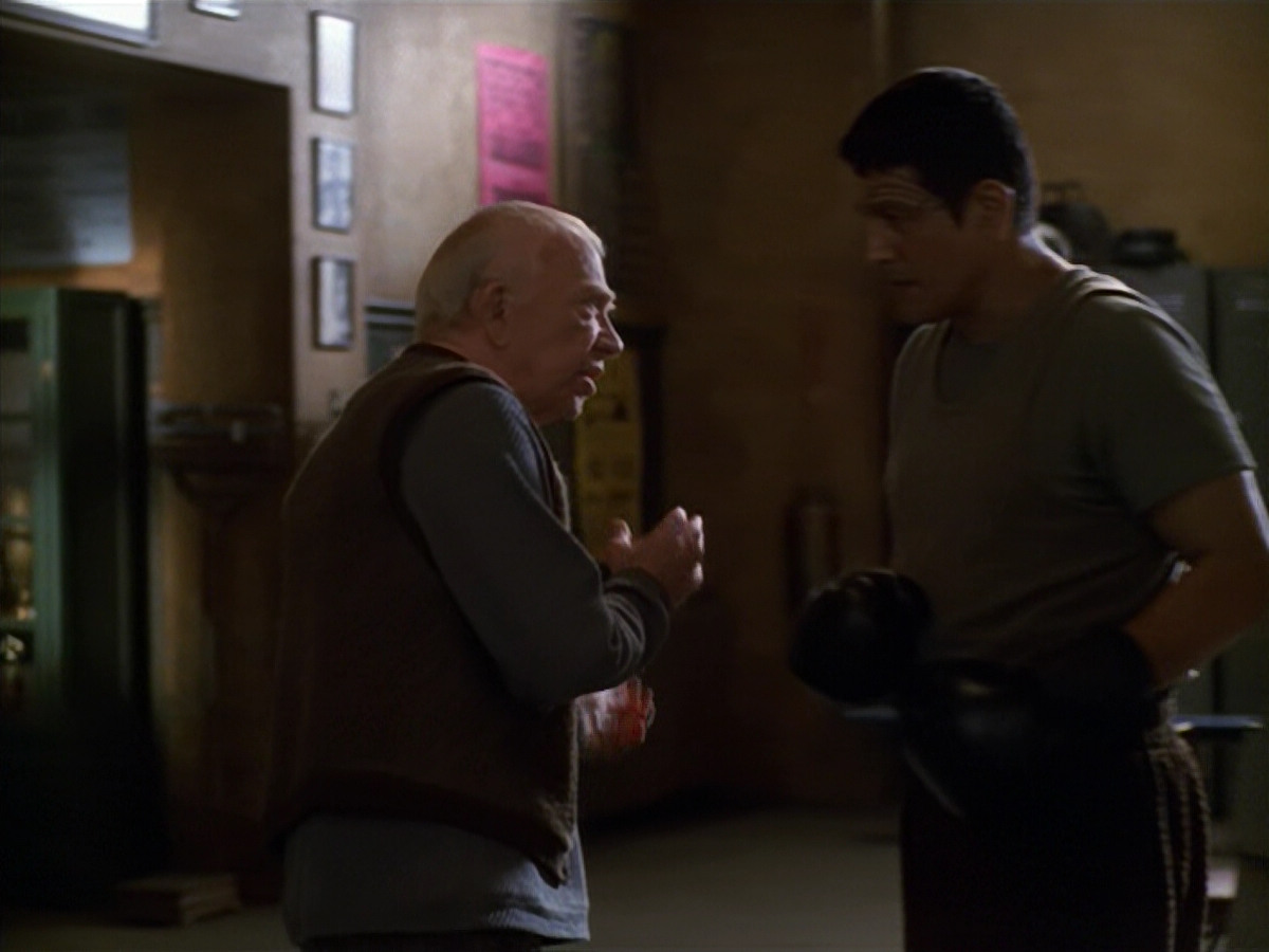 extant_StarTrek_VOY_5x19-TheFight_03785.jpg