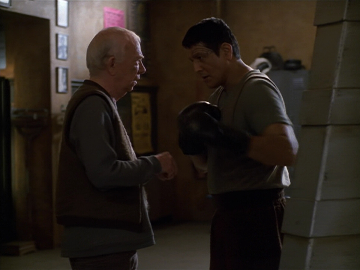 extant_StarTrek_VOY_5x19-TheFight_03786.jpg