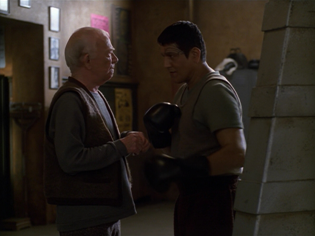 extant_StarTrek_VOY_5x19-TheFight_03788.jpg