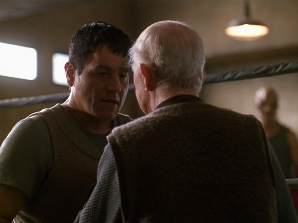 extant_StarTrek_VOY_5x19-TheFight_03793.jpg