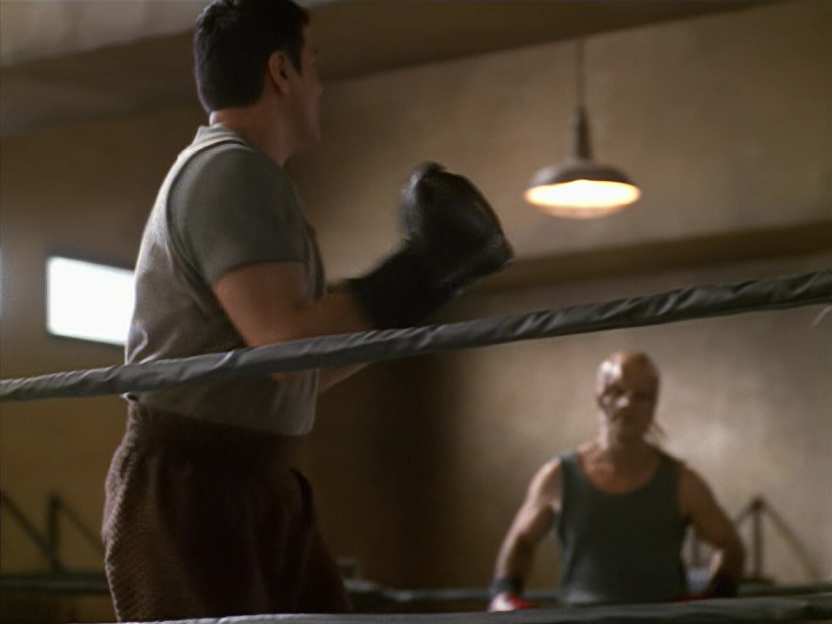 extant_StarTrek_VOY_5x19-TheFight_03805.jpg