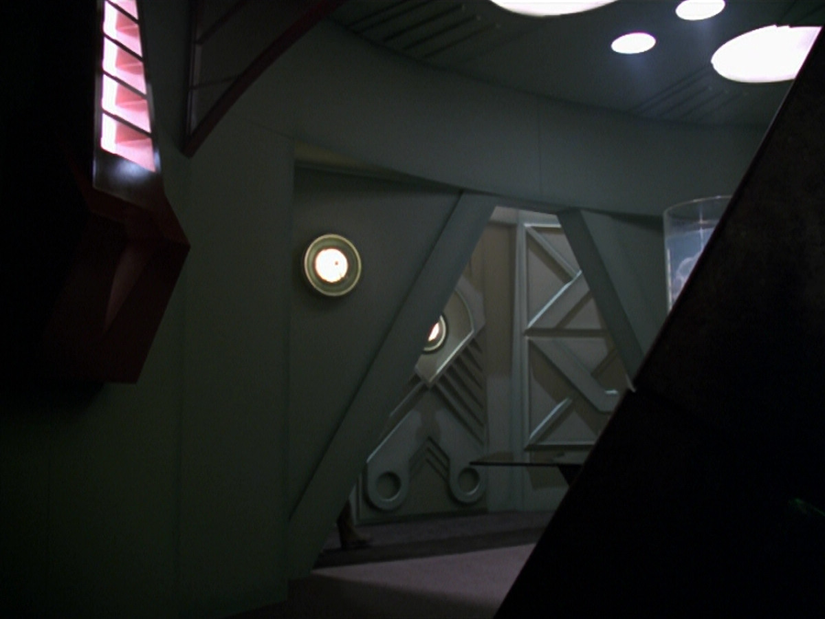 extant_StarTrek_VOY_5x20-ThinkTank_00003.jpg