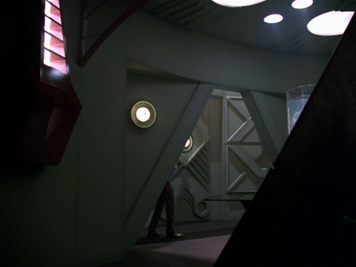 extant_StarTrek_VOY_5x20-ThinkTank_00005.jpg