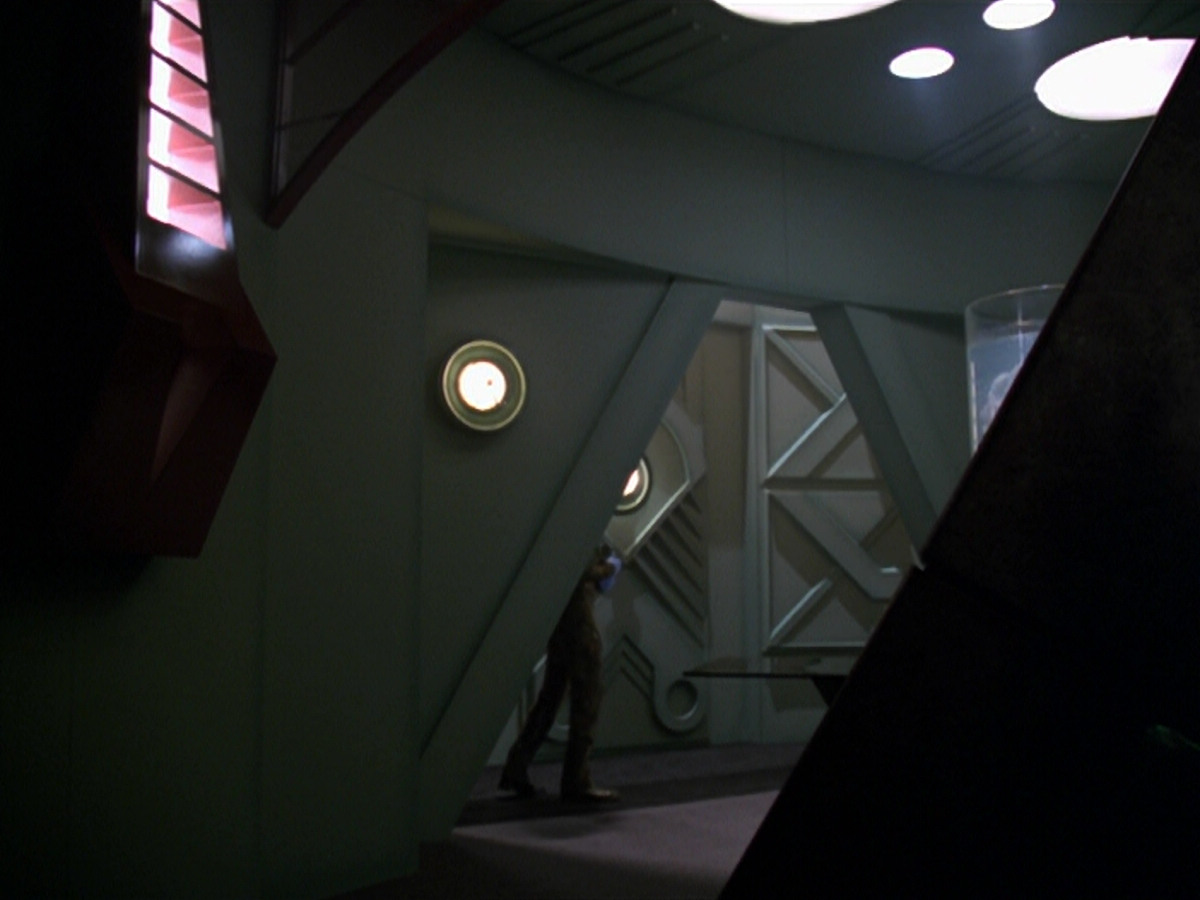 extant_StarTrek_VOY_5x20-ThinkTank_00006.jpg