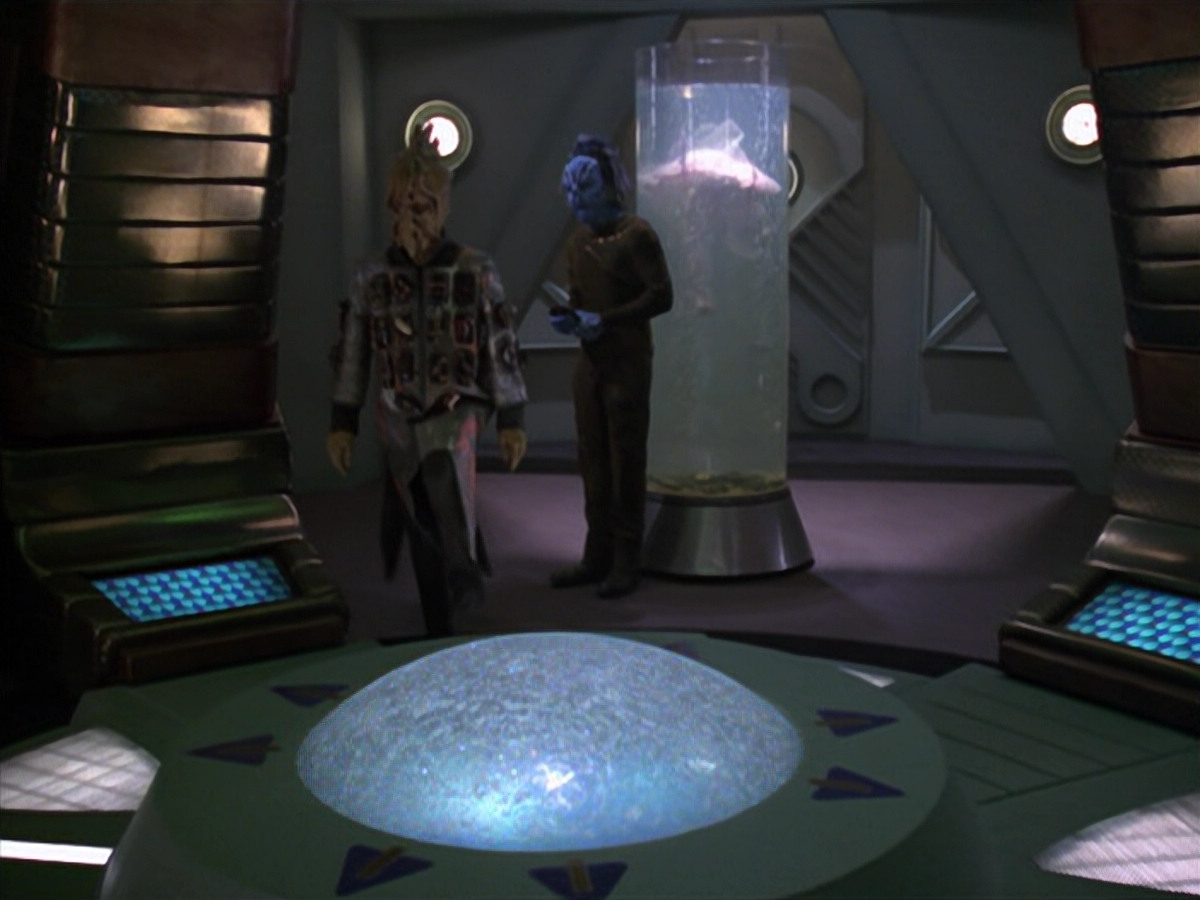 extant_StarTrek_VOY_5x20-ThinkTank_00074.jpg