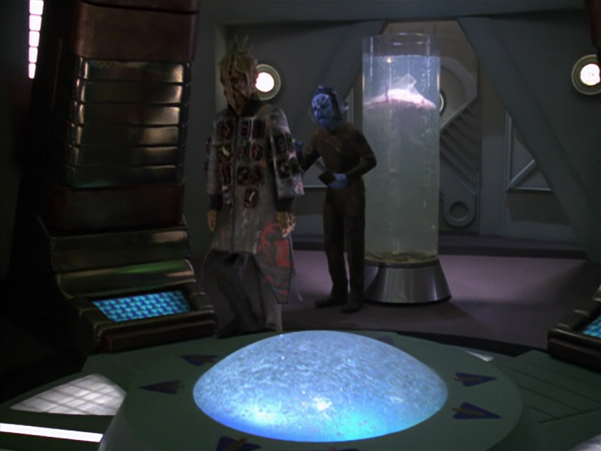 extant_StarTrek_VOY_5x20-ThinkTank_00075.jpg