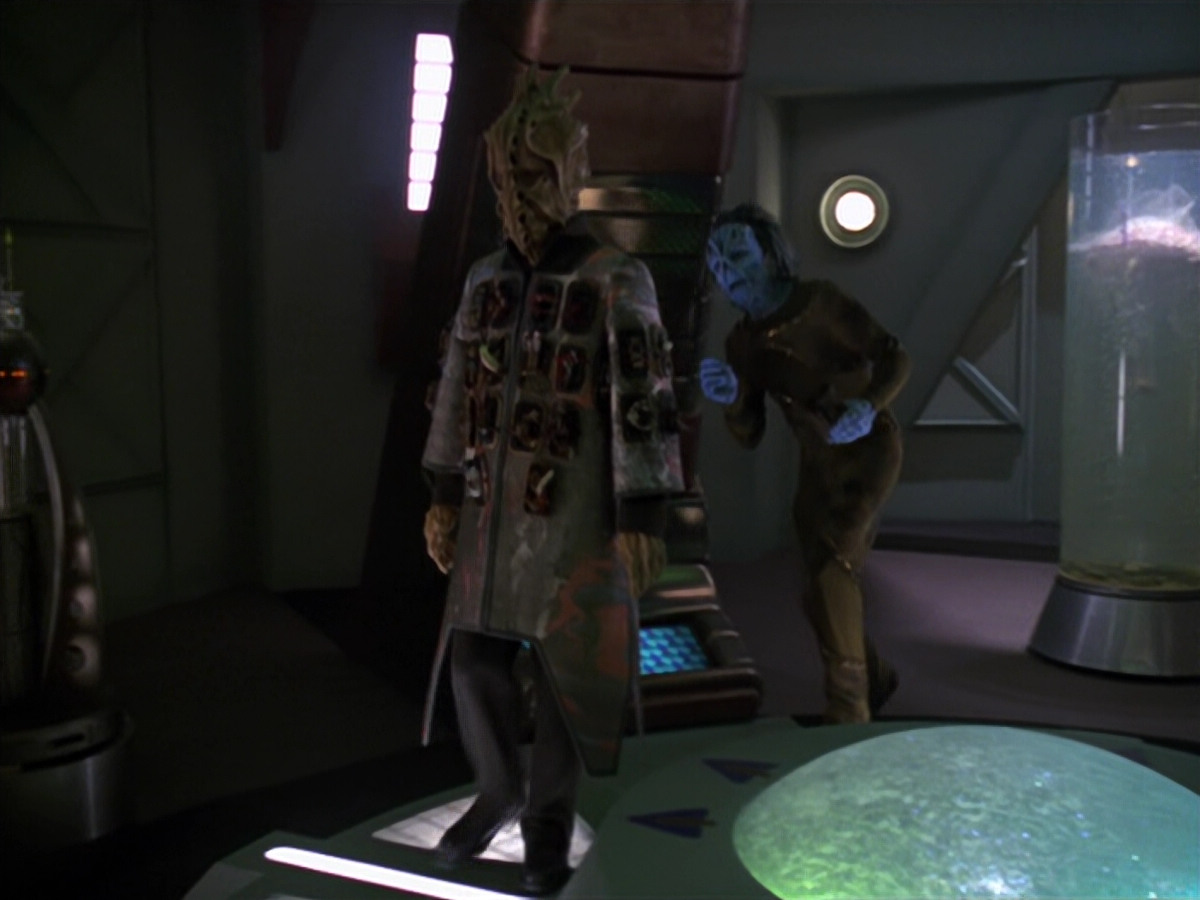 extant_StarTrek_VOY_5x20-ThinkTank_00077.jpg