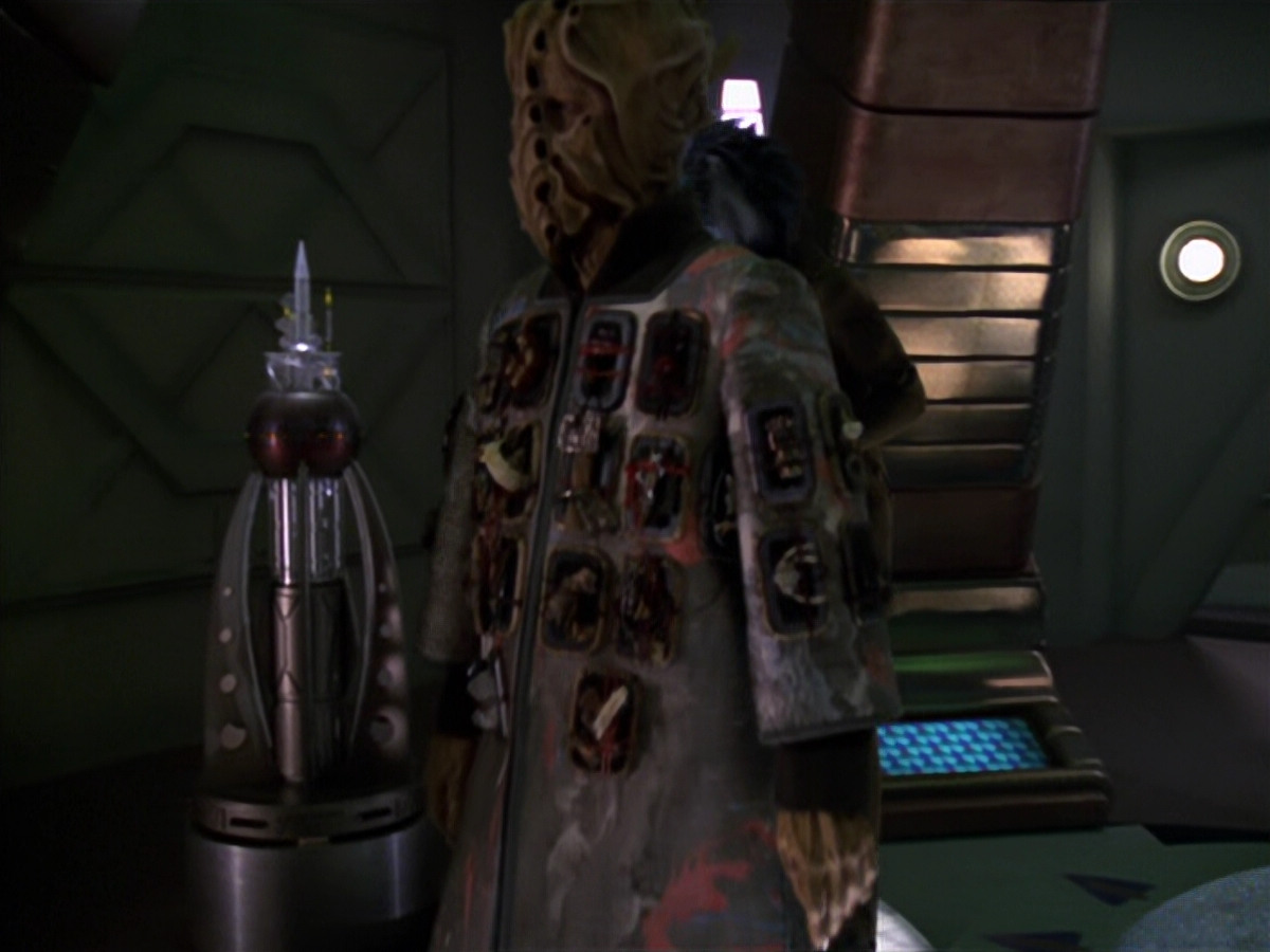 extant_StarTrek_VOY_5x20-ThinkTank_00079.jpg
