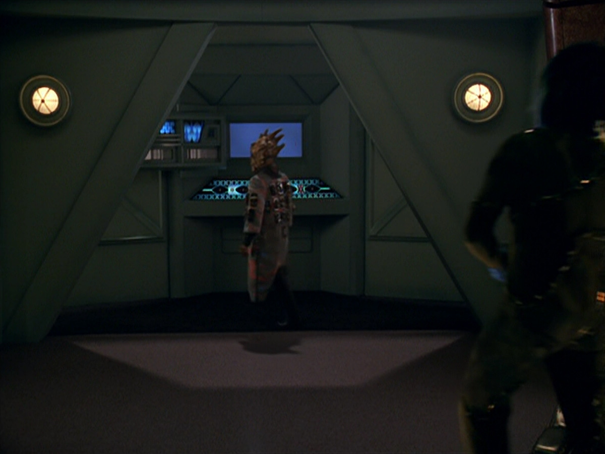 extant_StarTrek_VOY_5x20-ThinkTank_00085.jpg