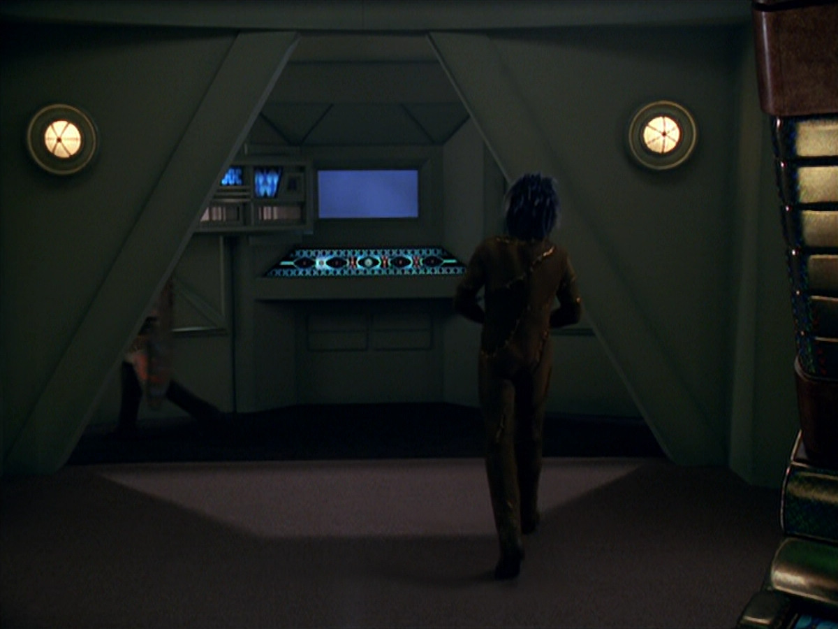 extant_StarTrek_VOY_5x20-ThinkTank_00087.jpg