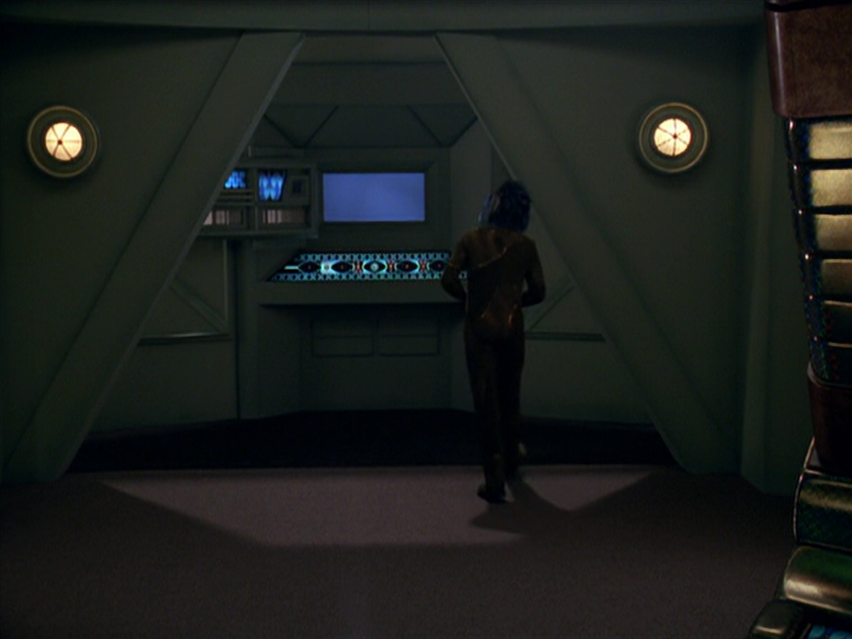 extant_StarTrek_VOY_5x20-ThinkTank_00088.jpg