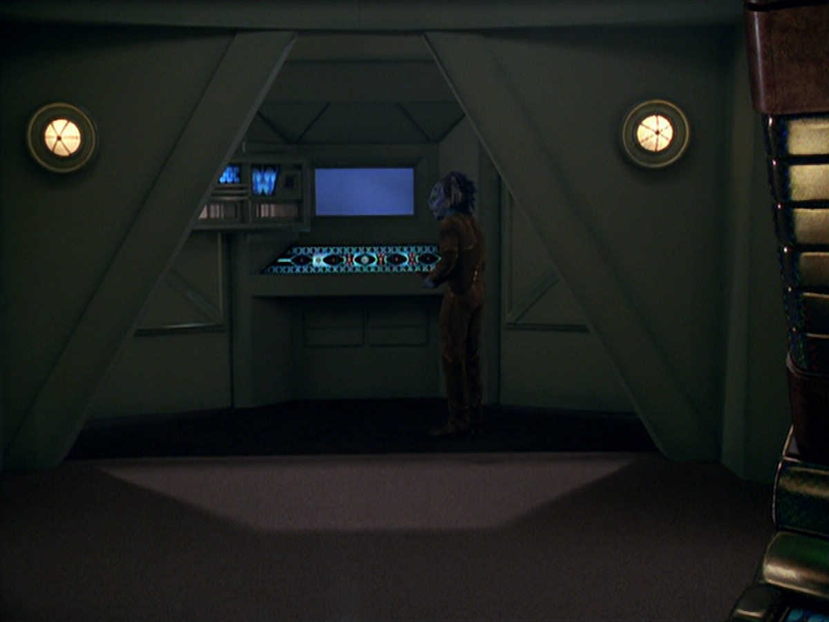 extant_StarTrek_VOY_5x20-ThinkTank_00090.jpg