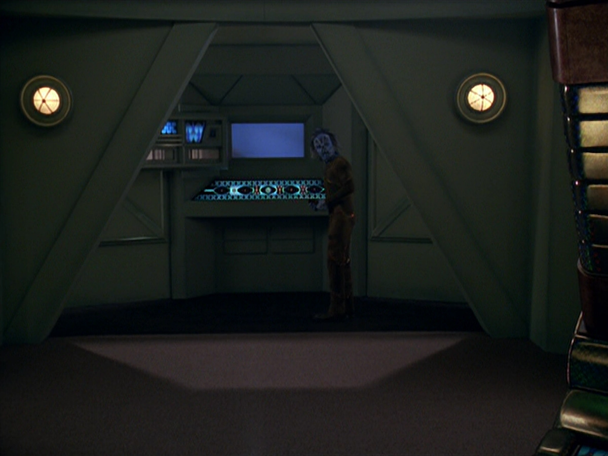 extant_StarTrek_VOY_5x20-ThinkTank_00093.jpg